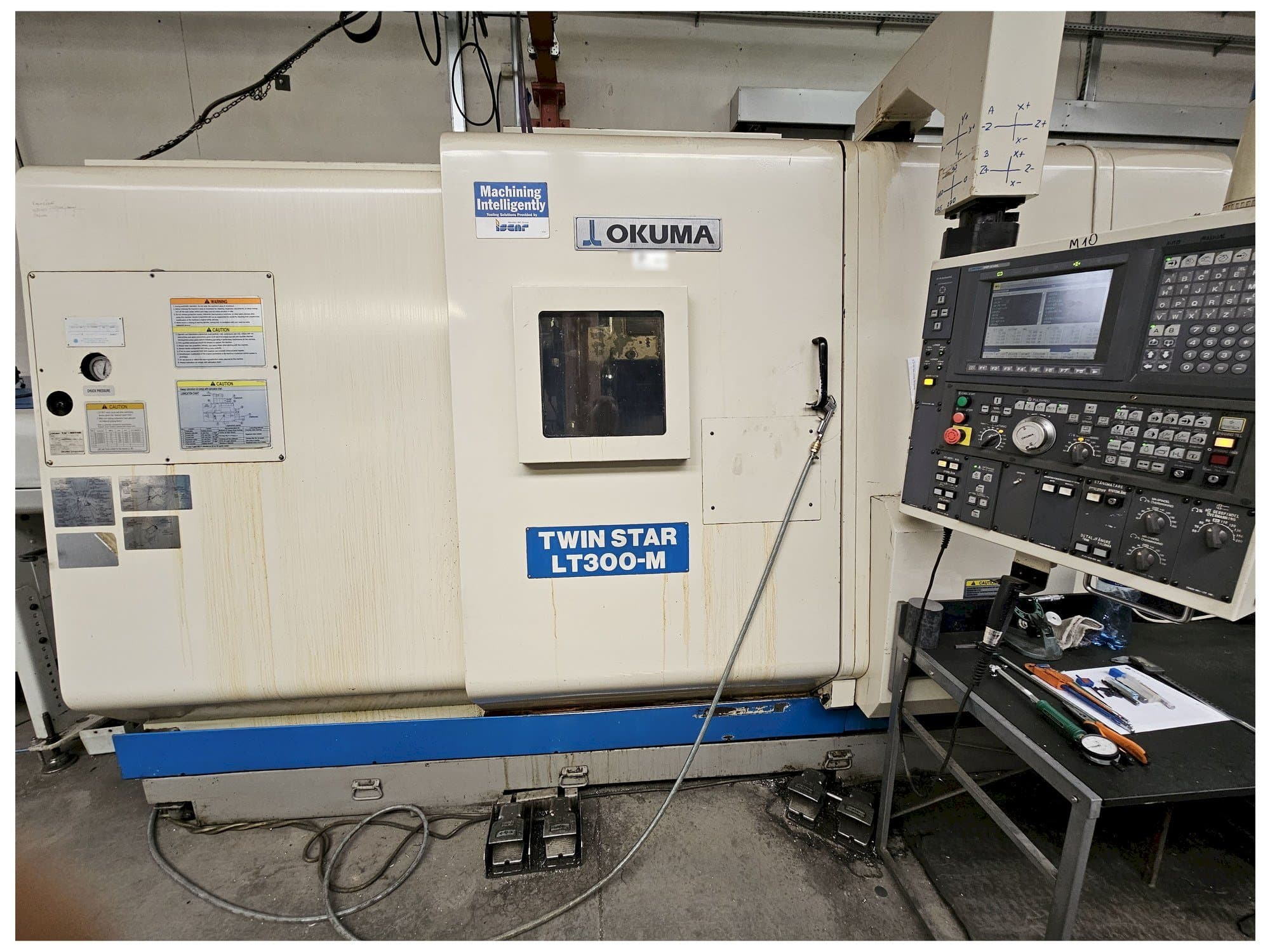 Prikaz stroja Okuma LT300-M sprijeda