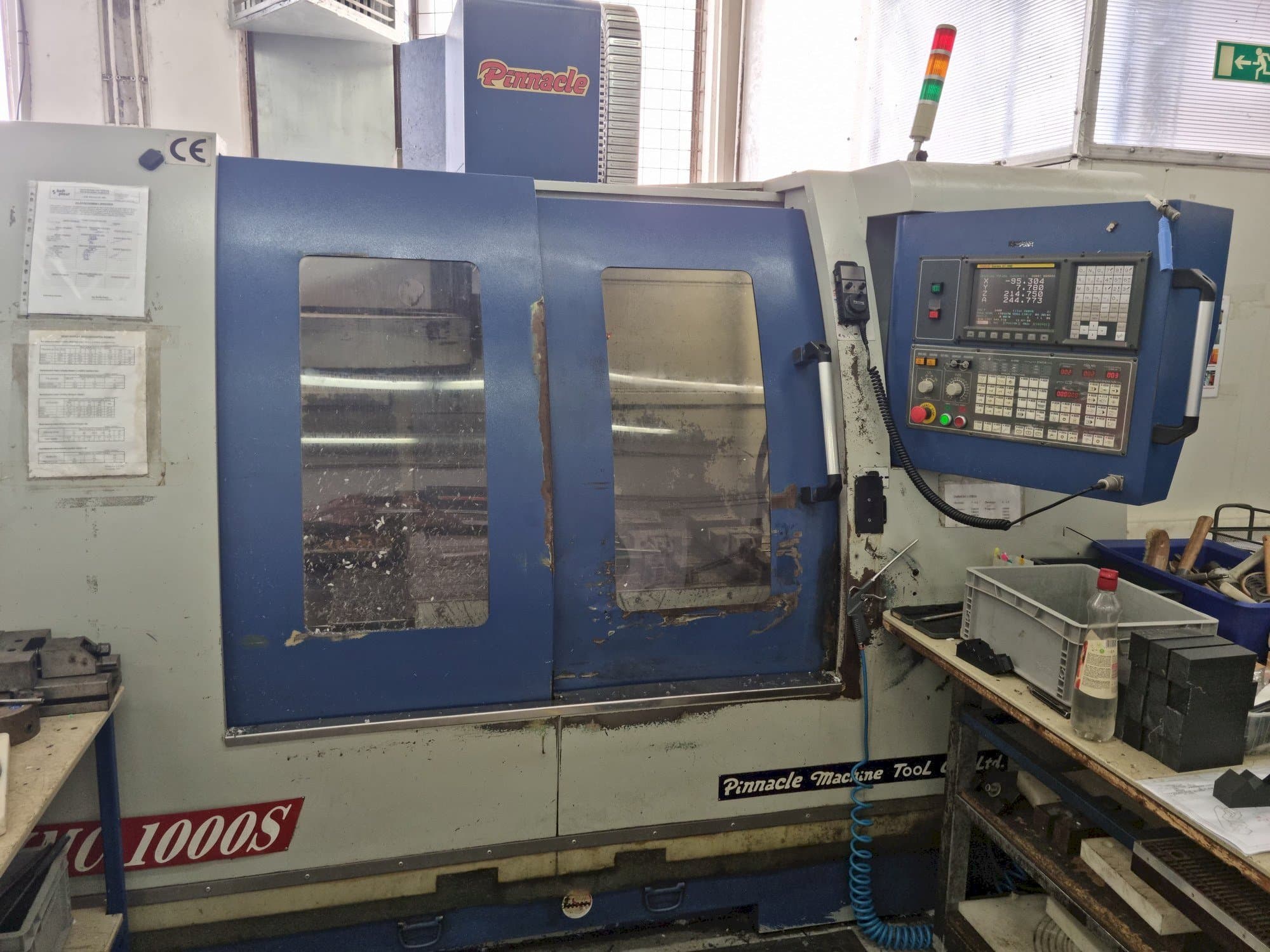 Prikaz stroja Pinnacle VMC1000S sprijeda