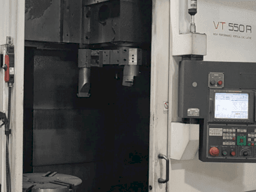 Prikaz stroja HWACHEON VT550R sprijeda