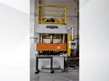 Prikaz  stroja HIDROLIKSAN PH4C 200T  sprijeda