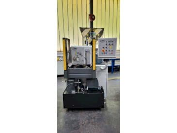 Prikaz stroja Sunnen ML-2000 sprijeda