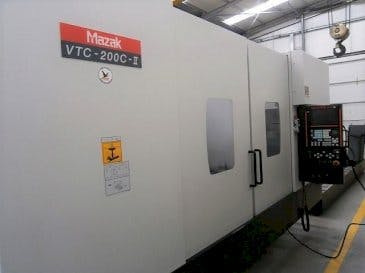 Prikaz  stroja Mazak VTC-200C  sprijeda