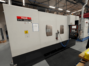 Prikaz stroja Mazak VTC-300C sprijeda