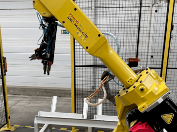 Prikaz stroja FANUC ARC Mate OiB sprijeda