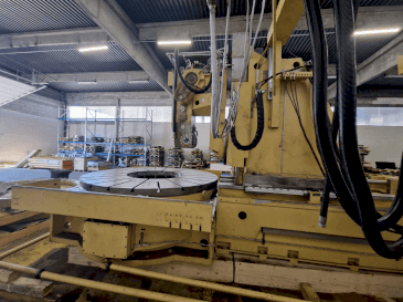 Prikaz  stroja Gleason PFAUTER P 2800  sprijeda