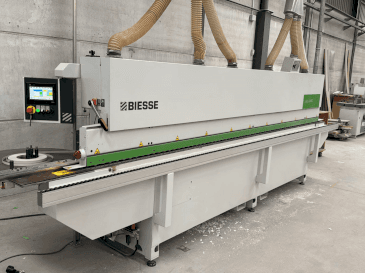 Prikaz stroja BIESSE Jade 240 sprijeda
