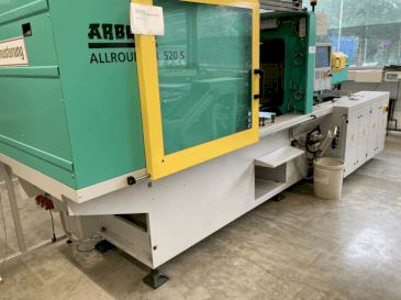 Prikaz stroja Arburg Allrounder 520S-1600-400 sprijeda