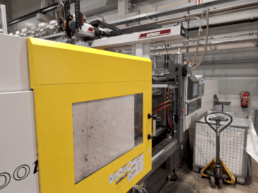 Prikaz stroja FANUC Roboshot S300iA sprijeda