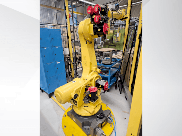 Prikaz stroja FANUC R2000iB/165F sprijeda