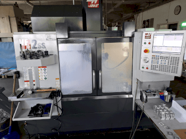 Prikaz stroja HAAS VF 2 SS sprijeda