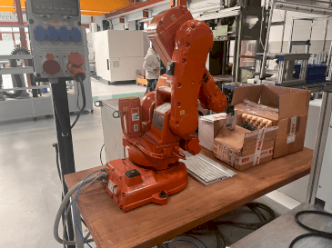 Prikaz stroja ABB IRB 140 M2000 sprijeda