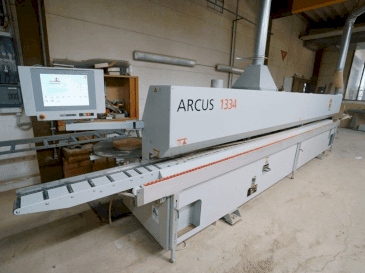 Prikaz stroja HOLZHER ARCUS 1334 FV2 sprijeda