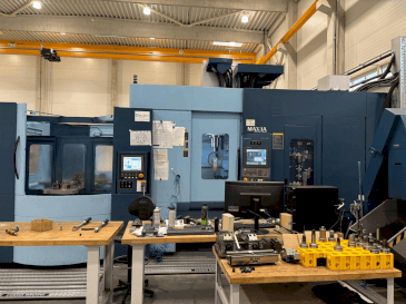 Prikaz  stroja Matsuura MAM72-70V  sprijeda