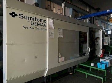 Prikaz  stroja Sumitomo Demag 1300-8000  sprijeda
