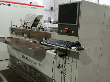 Prikaz stroja OMAL Insert 1300 sprijeda