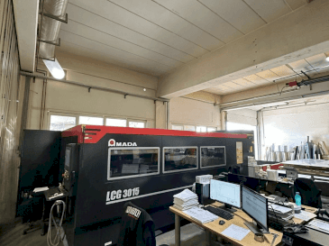 Prikaz stroja AMADA LCG-3015 sprijeda