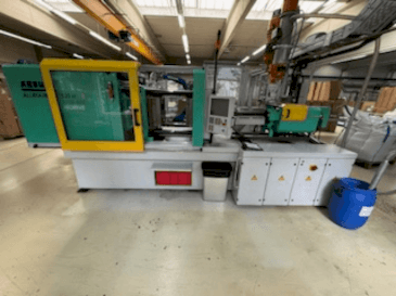 Prikaz stroja Arburg Allrounder 520H sprijeda