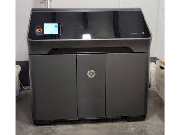 Prikaz  stroja HP MJF 580  sprijeda