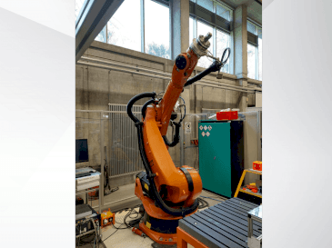 Prikaz stroja KUKA KR 240-2 2000 sprijeda