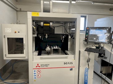 Prikaz stroja Mitsubishi SG12S sprijeda