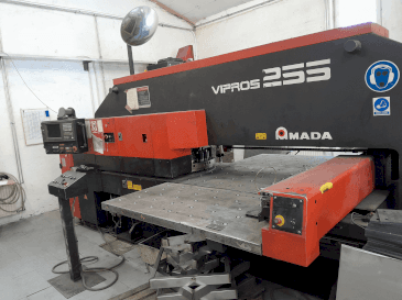Prikaz stroja AMADA Vipros 255 sprijeda