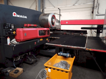 Prikaz stroja AMADA EMZ 3510 NT sprijeda