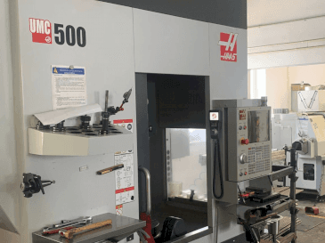 Prikaz stroja HAAS UMC 500 sprijeda