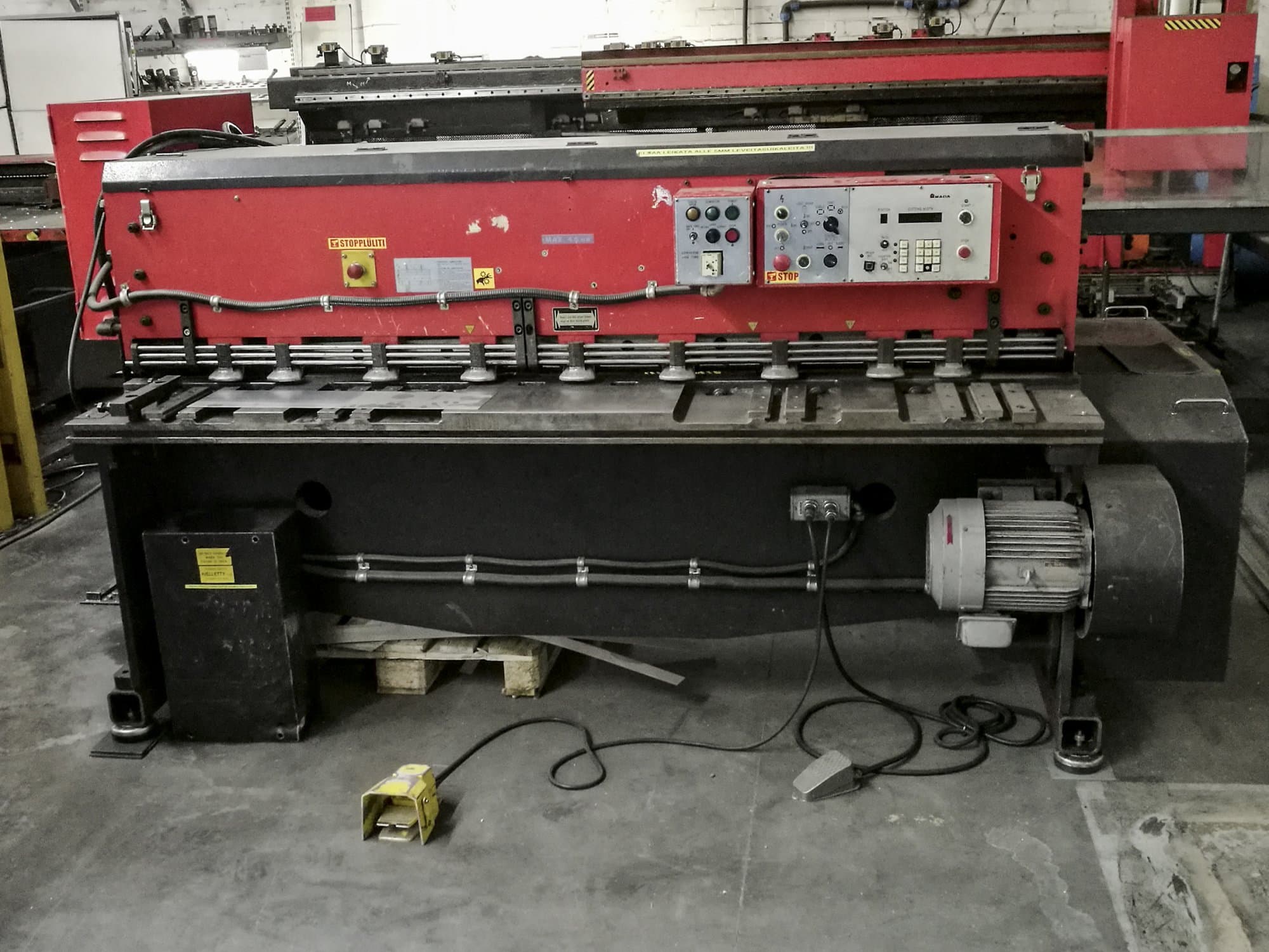 Prikaz stroja AMADA M-2045 sprijeda