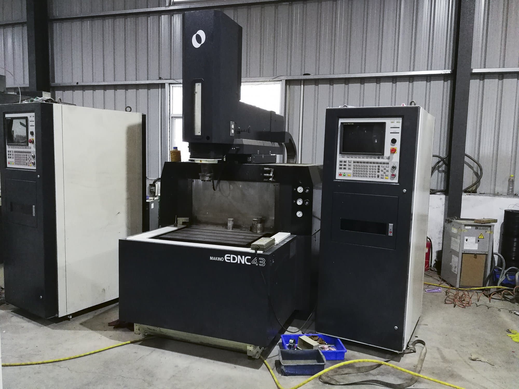 Prikaz  stroja Makino EDNC43 sprijeda