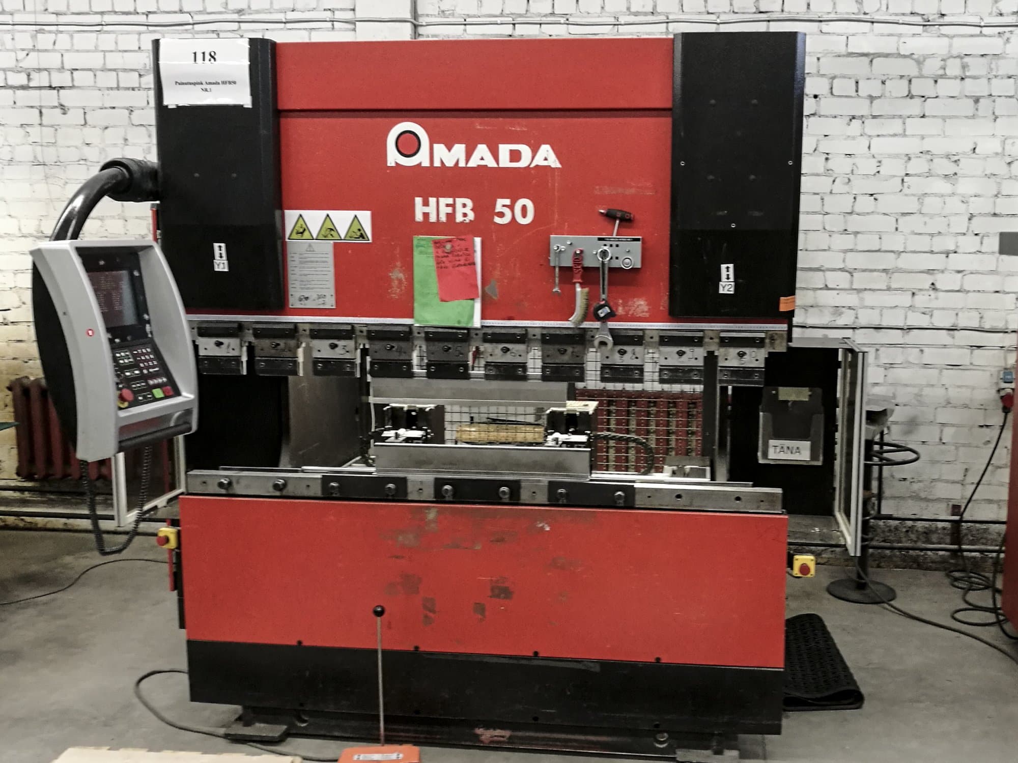 Prikaz  stroja AMADA HFB 50 sprijeda