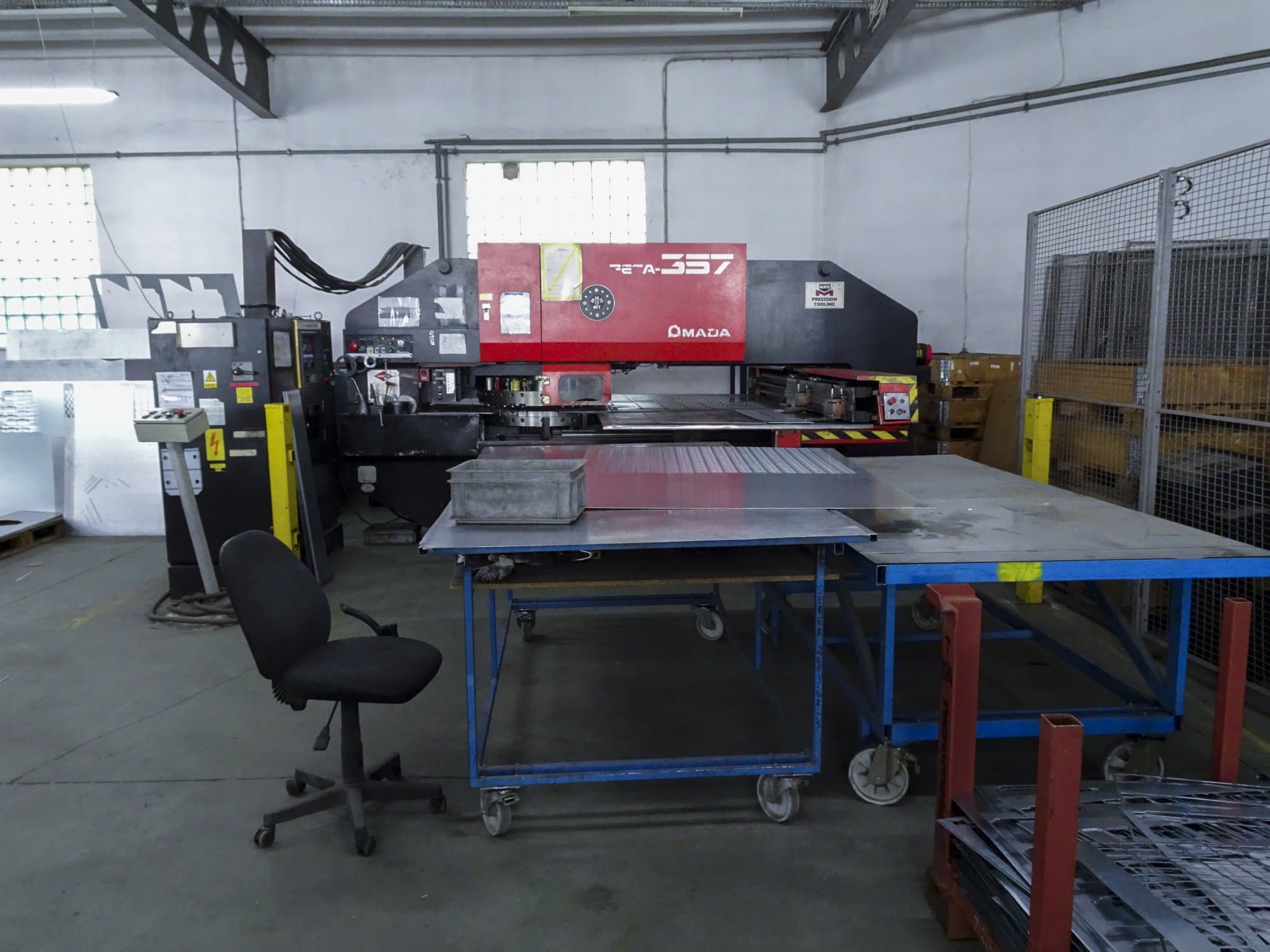 Prikaz stroja AMADA PEGA 357 sprijeda