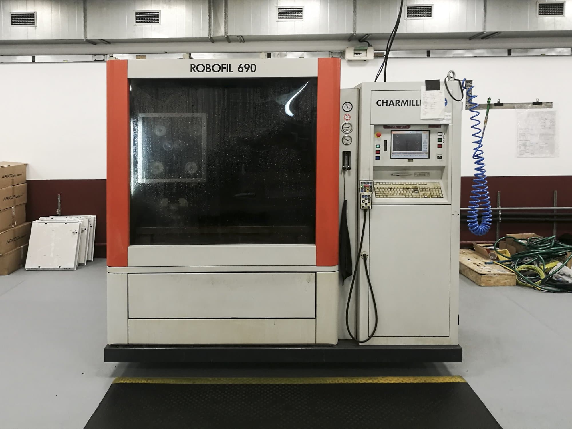 Prikaz stroja CHARMILLES ROBOFIL 690 sprijeda