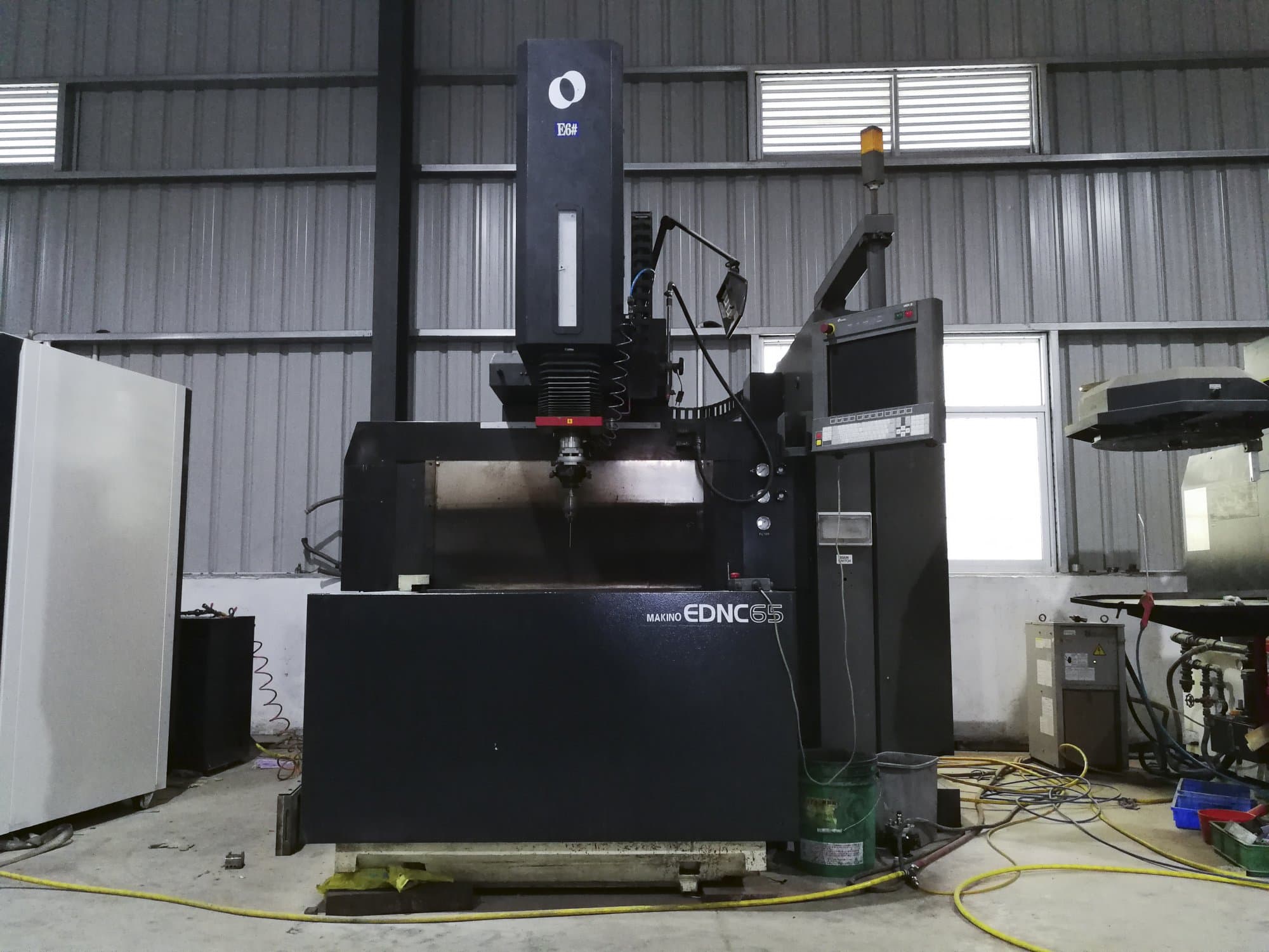 Prikaz  stroja Makino EDNC65 sprijeda