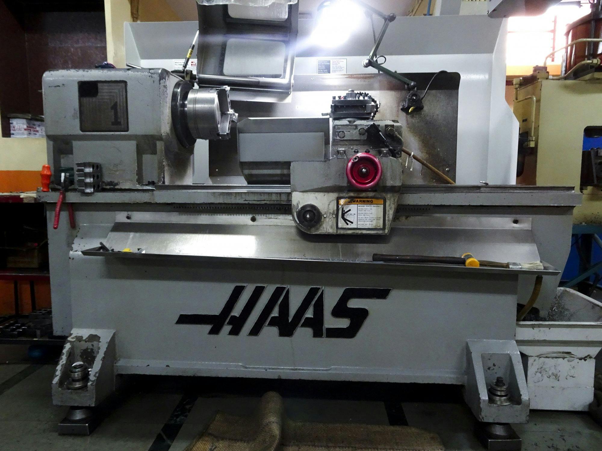 Prikaz  stroja HAAS TL-1 sprijeda