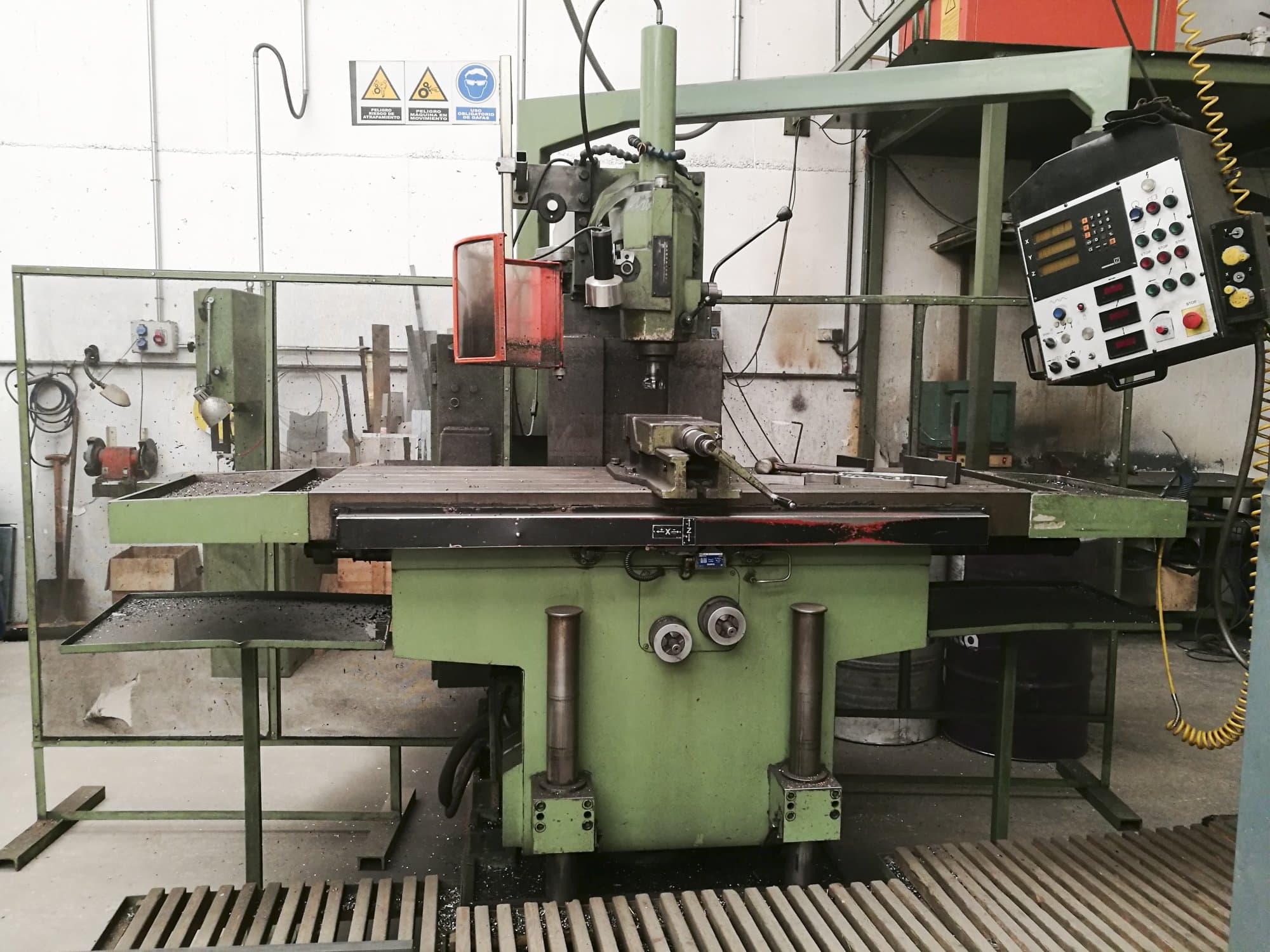 Prikaz  stroja CME F4 CMC sprijeda