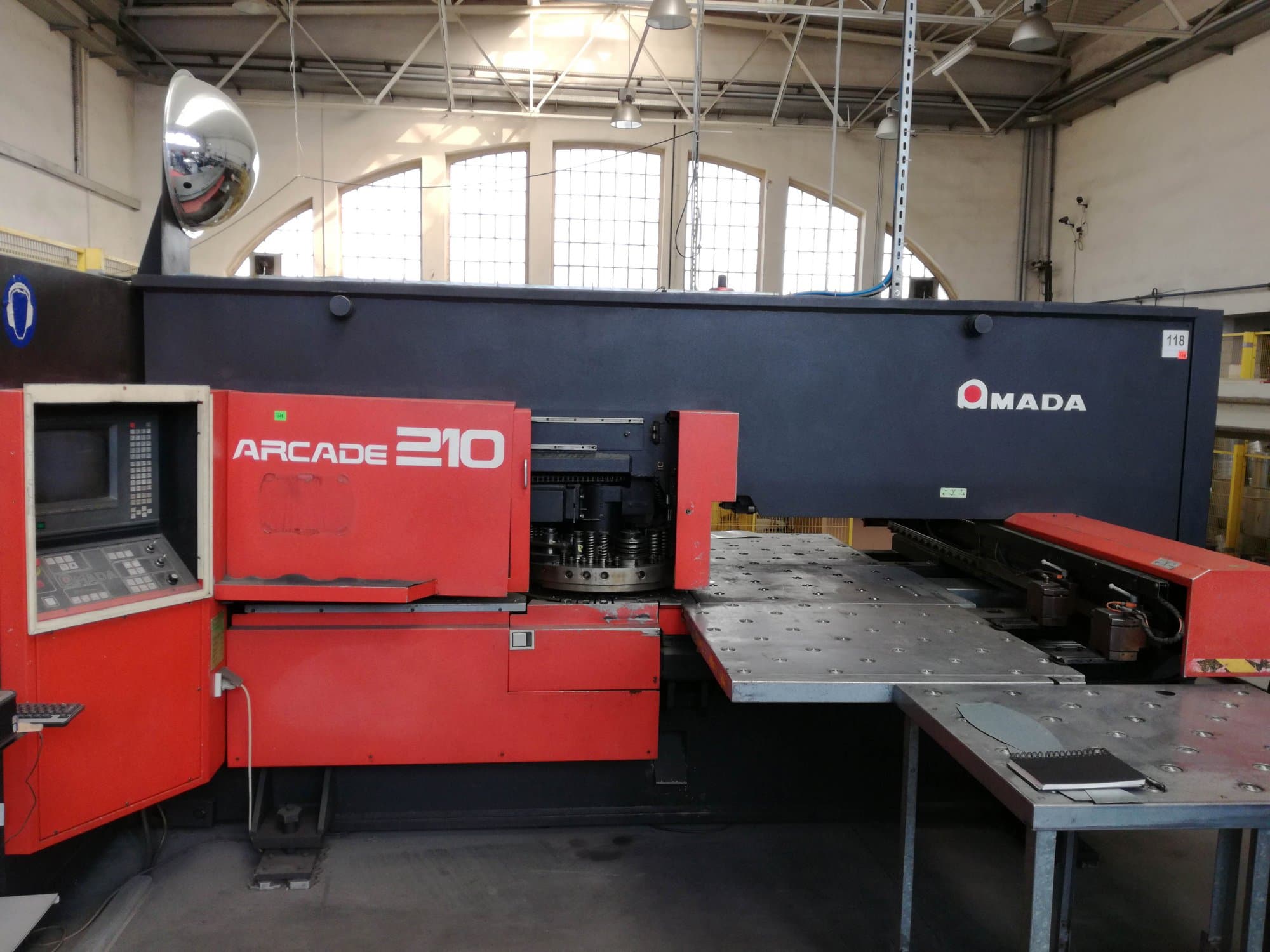 Prikaz  stroja AMADA ARCADE 210 sprijeda