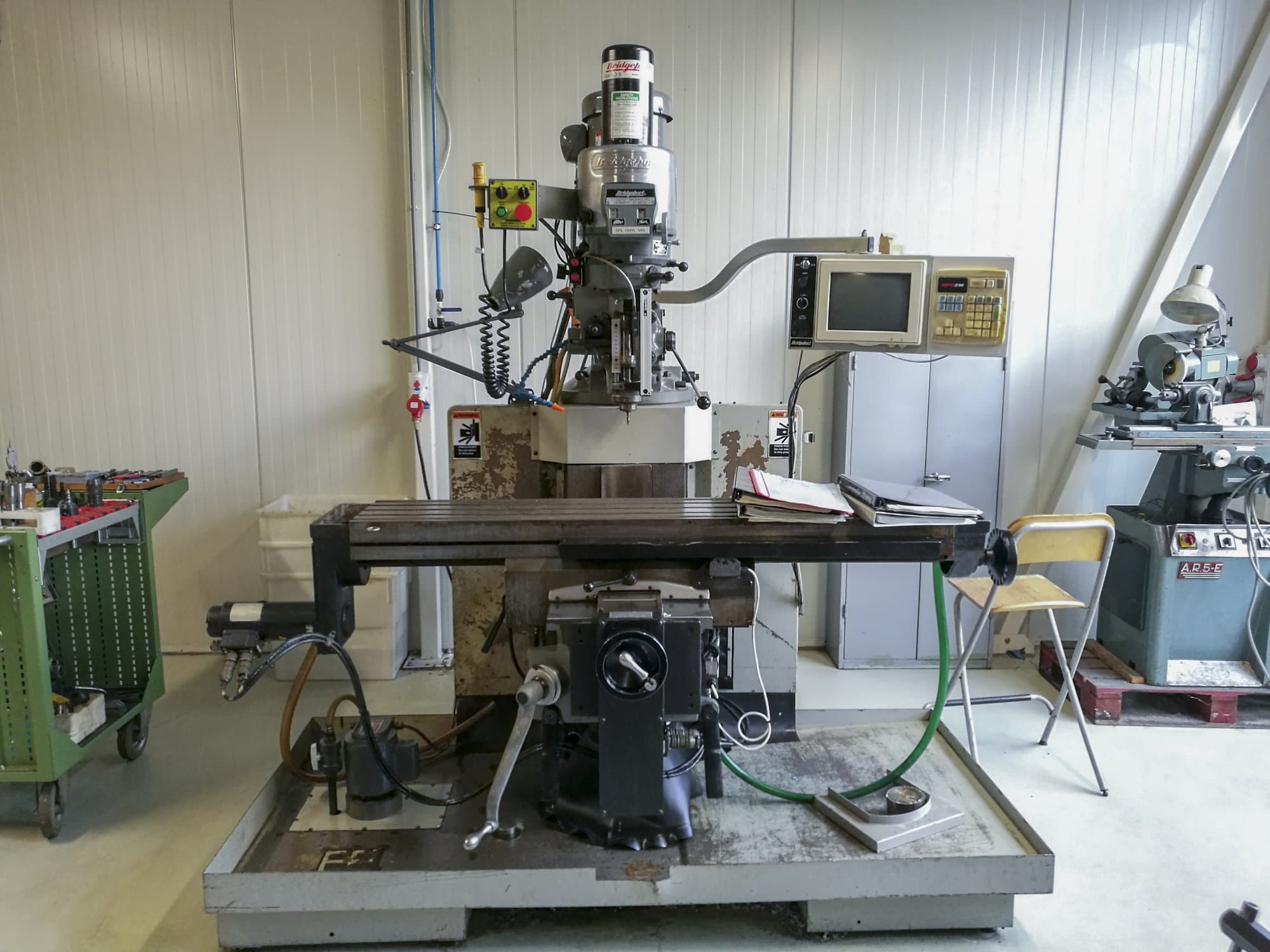 Prikaz stroja Bridgeport EZ TRAK DX II sprijeda