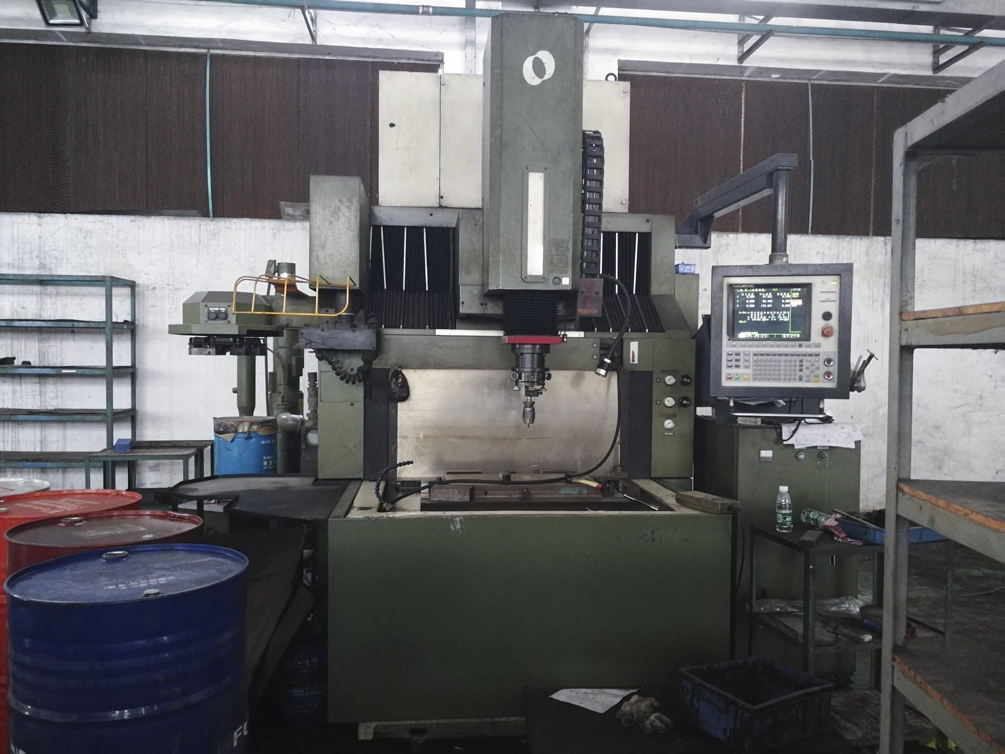 Prikaz stroja Makino EDNC65 sprijeda