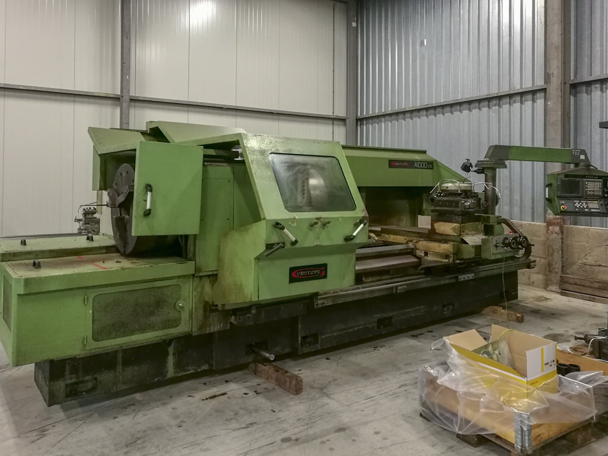 Prikaz stroja Gurutzpe A-1000 CNC sprijeda