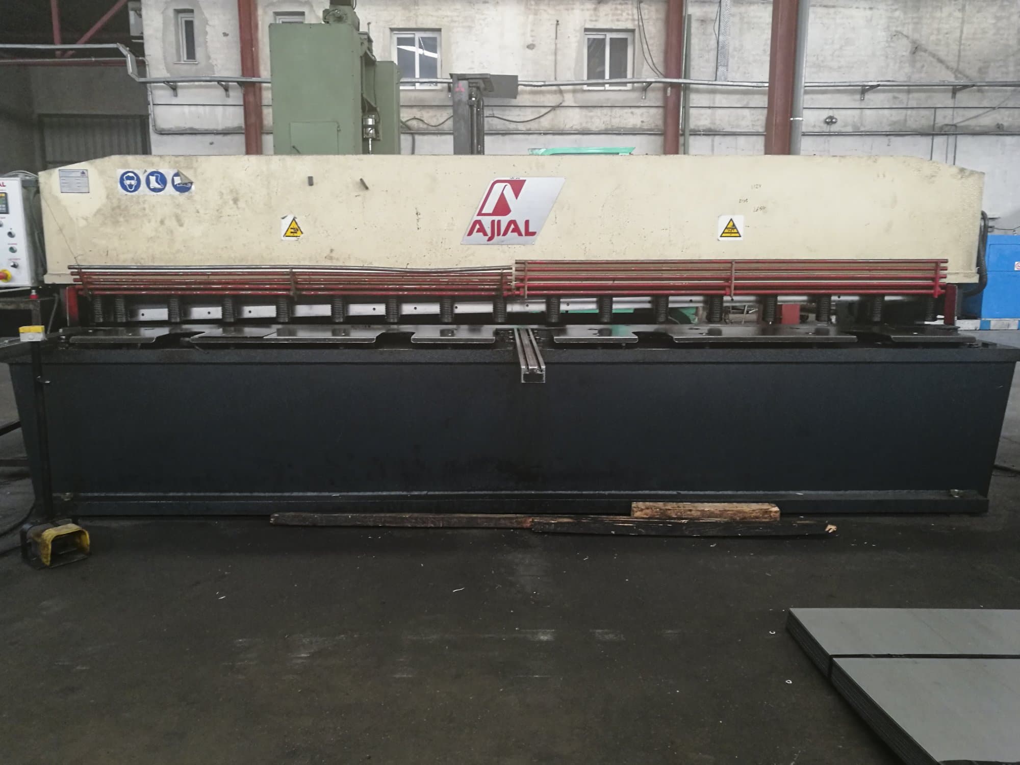 Prikaz stroja Ajial CB-640 sprijeda