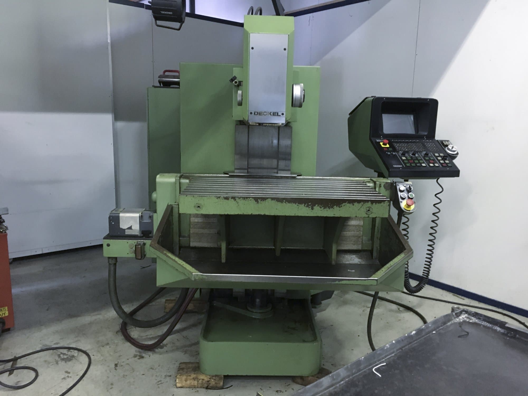 Prikaz  stroja DECKEL FP4NC sprijeda