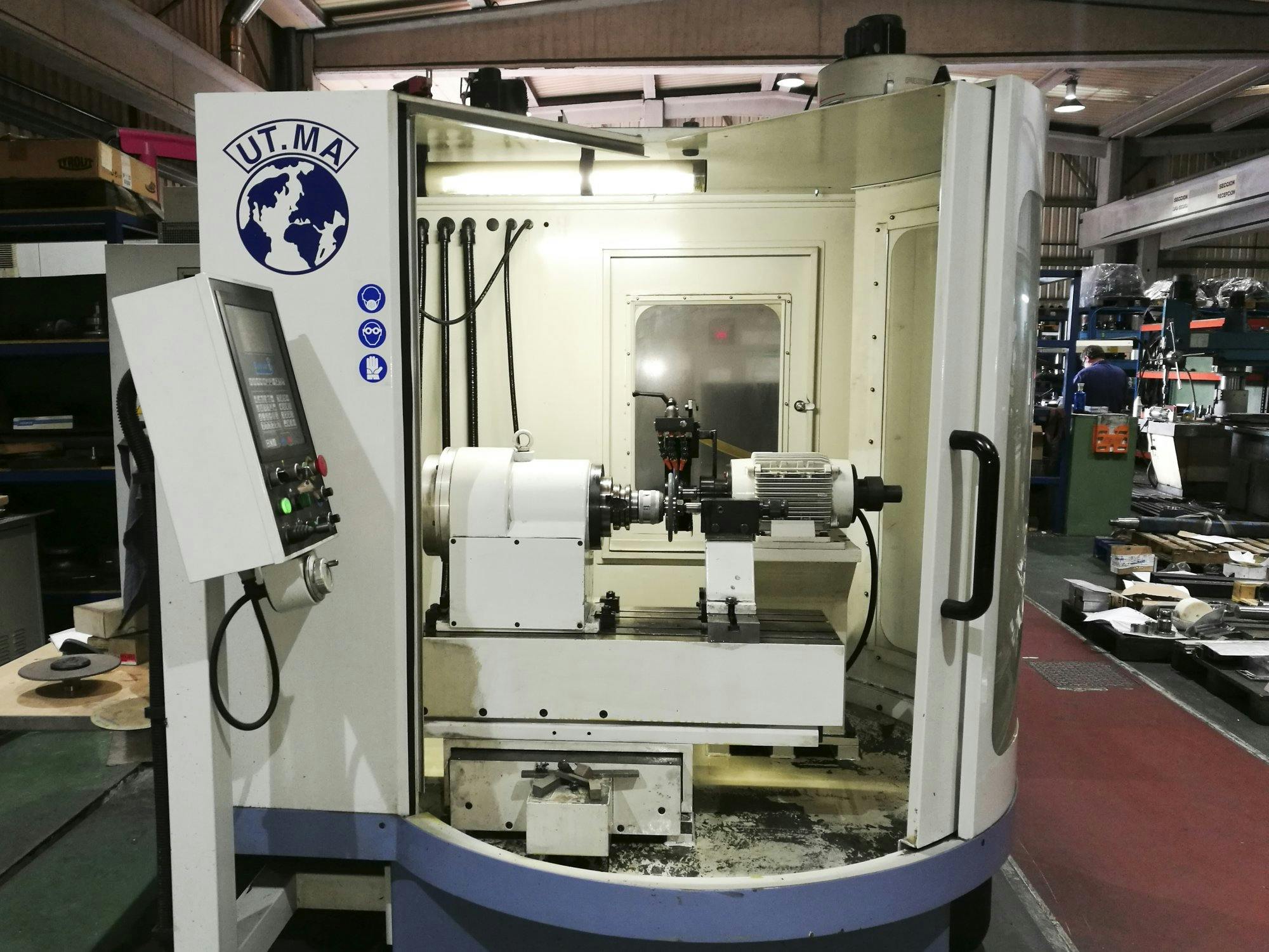 Prikaz  stroja UT.MA P20 CNC sprijeda