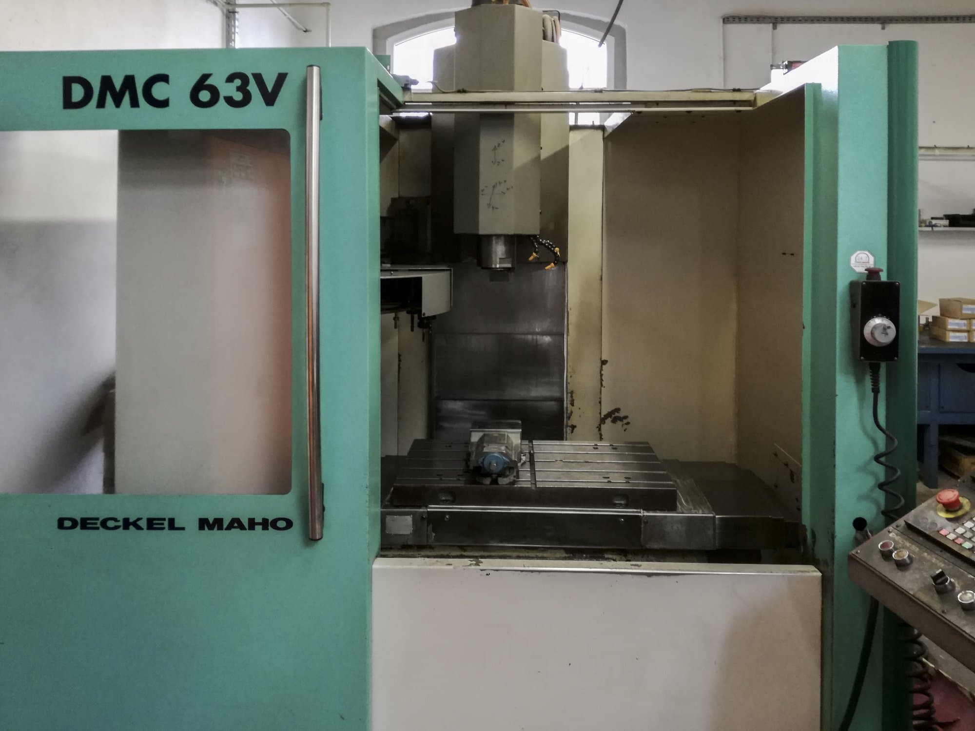 Prikaz 1 stroja Deckel Maho Gildemeister DMC 63 V sprijeda
