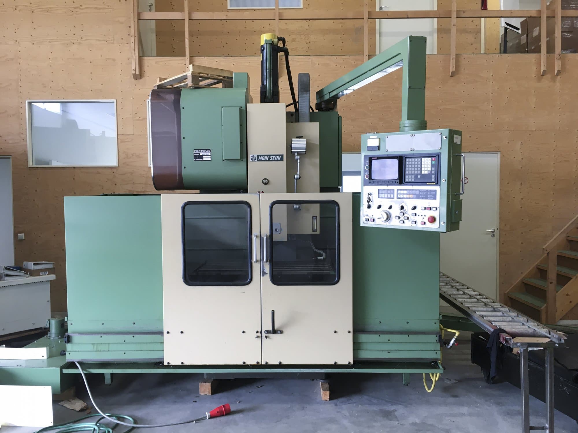 Prikaz stroja MORI SEIKI MV-45/40 sprijeda