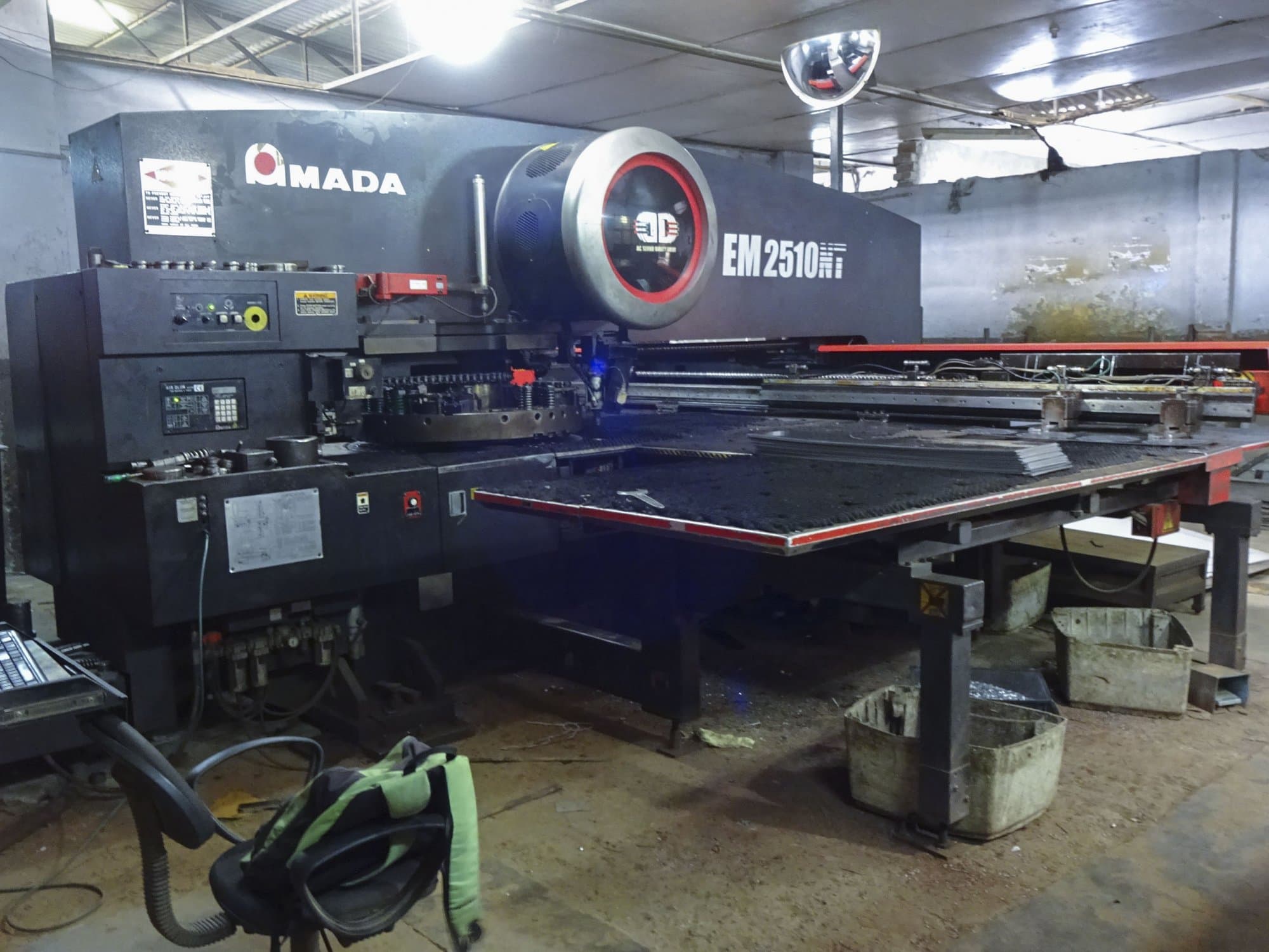 Prikaz 1 stroja AMADA EM2510NT sprijeda