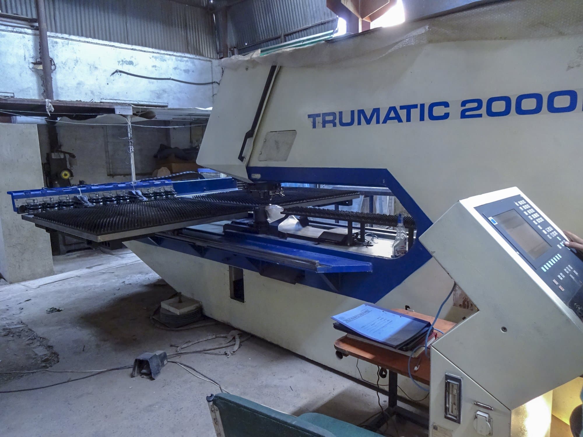 Prikaz  stroja Trumpf Trumatic 2000 R sprijeda