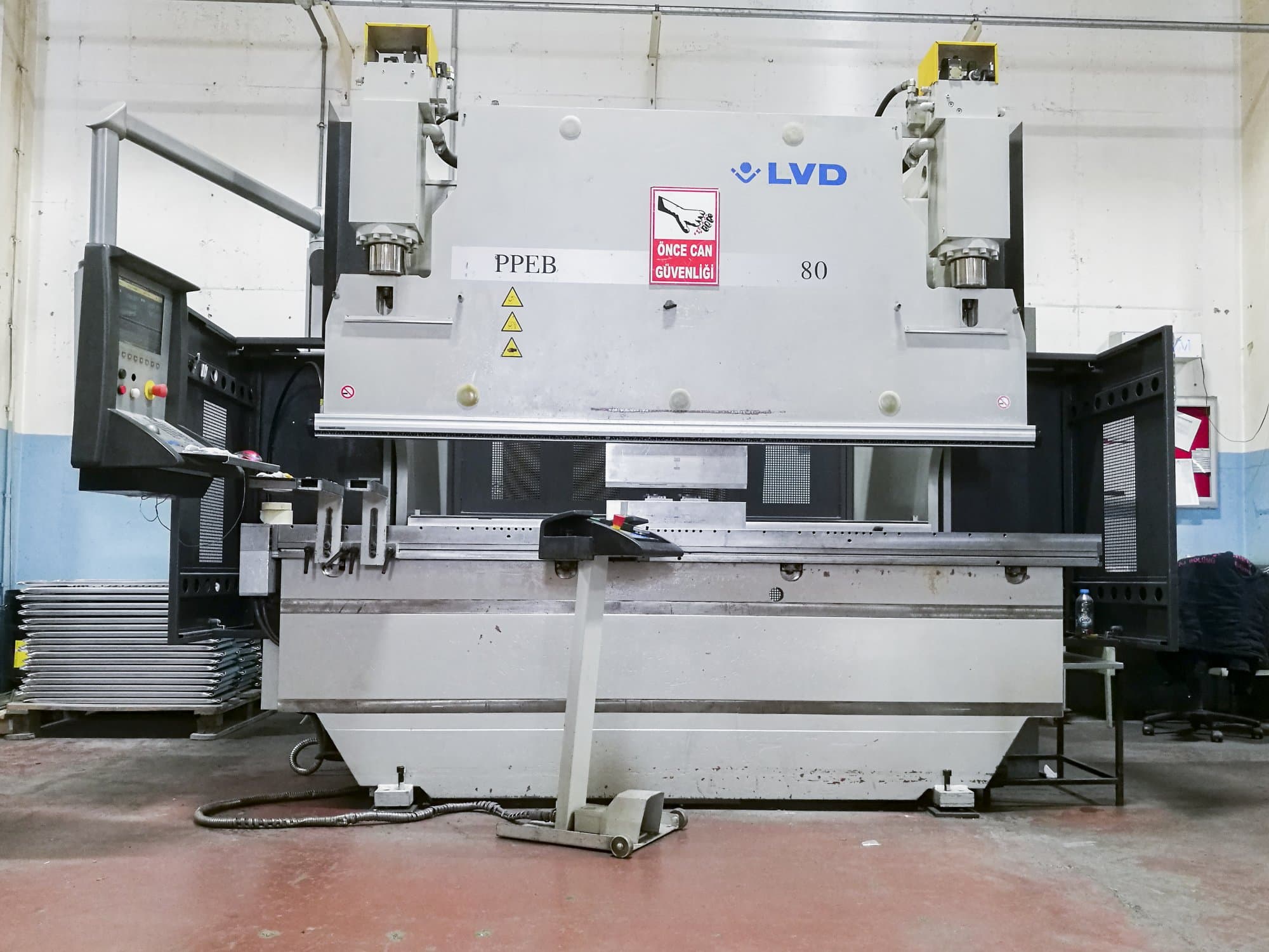 Prikaz stroja LVD PPEB 80/25 sprijeda