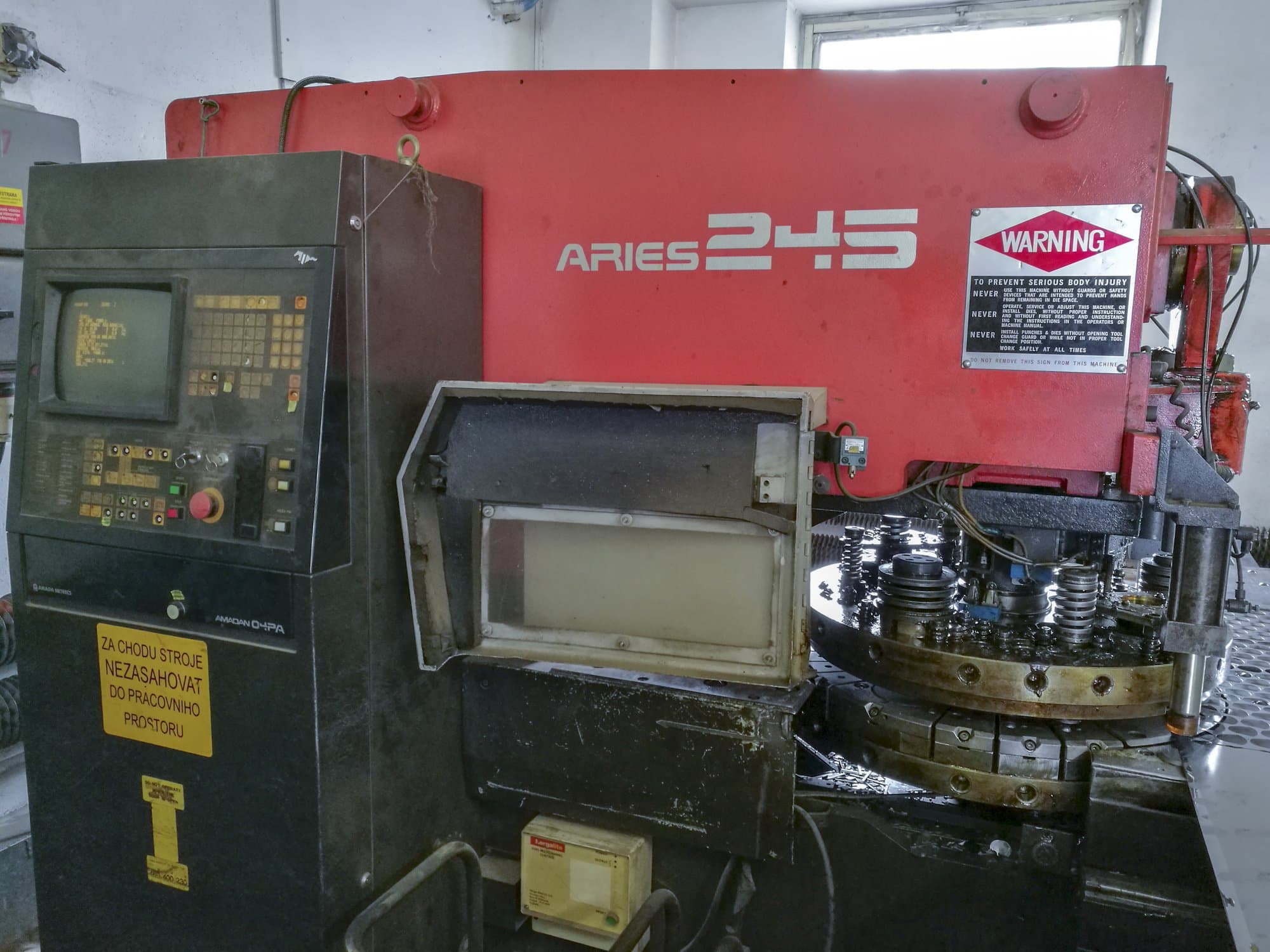 Prikaz stroja AMADA ARIES 245 sprijeda