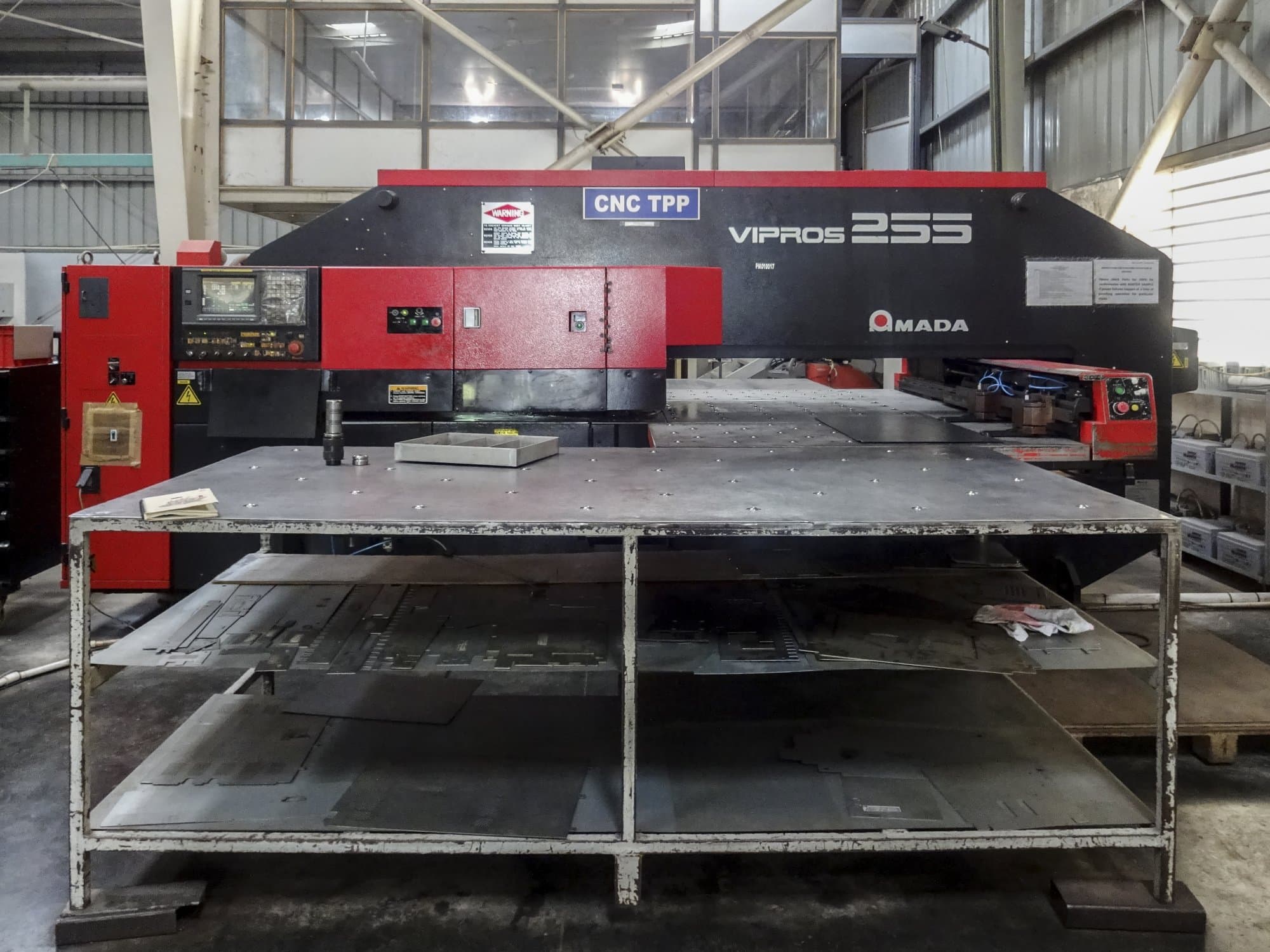 Prikaz stroja AMADA Vipros 255 sprijeda