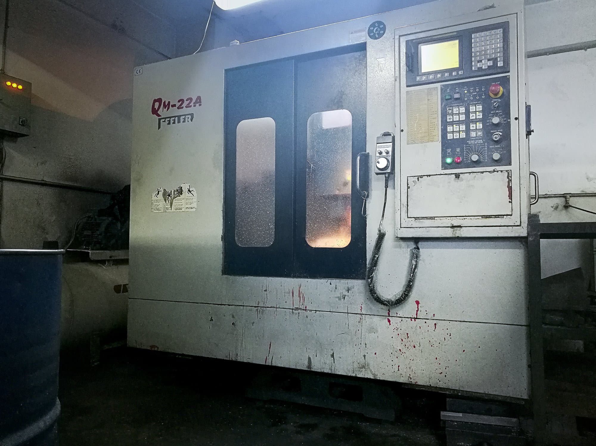 Prikaz  stroja Feeler QM-22A sprijeda